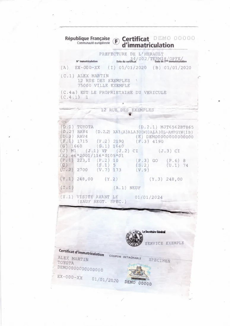 Carte grise anonymisée photographiée, analysée par Koncile : retouche par IA détectée, score de fraude 82 sur 100
